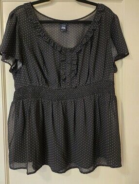 torrid Size 1 Black Microdot Ruffle-Front Peplum Top